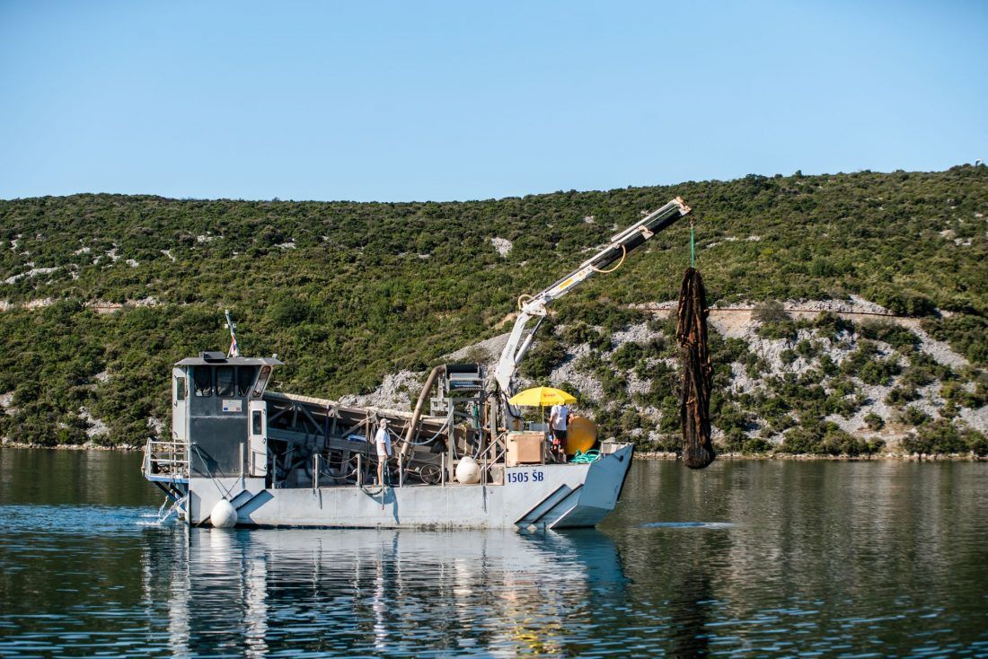 S dna mora kod Zatona konačno izvučeno 20 godina staro ribogojilište