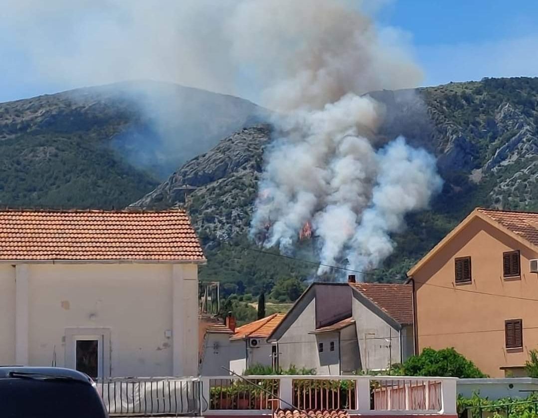 Bura širi požar na Hvaru