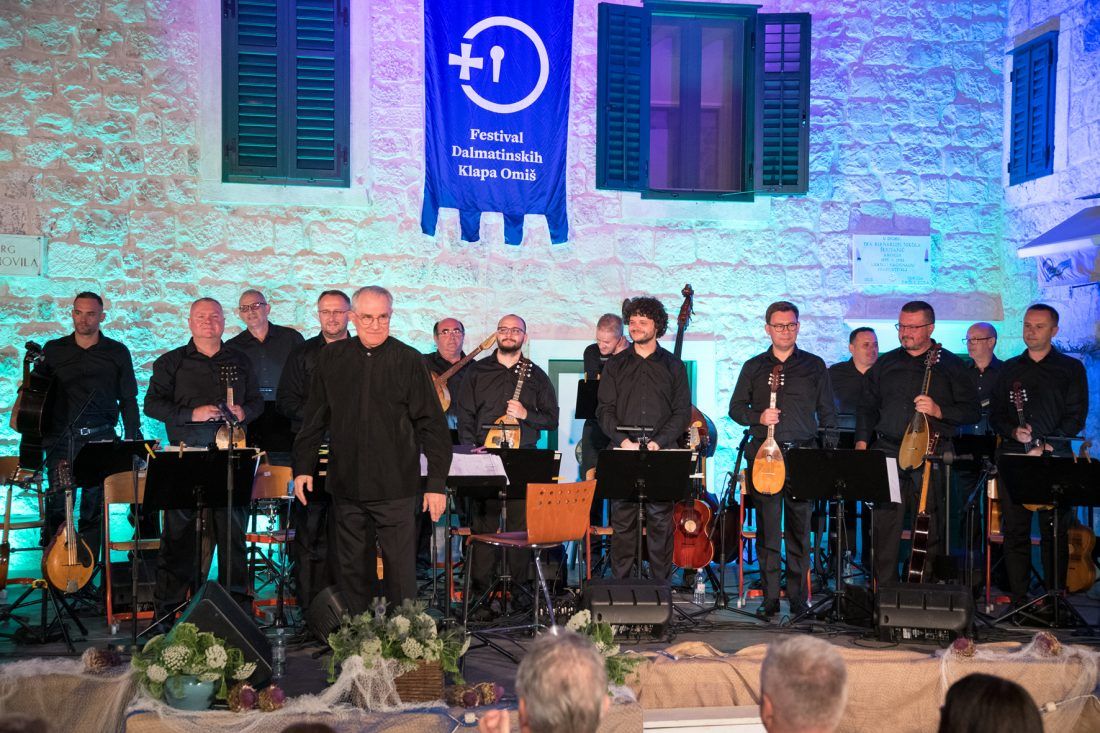 „Kajkavci“ se maestralnim koncertom vratili na kultni omiški Trg