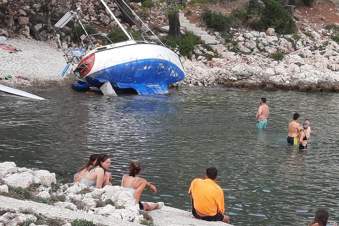 FOTO Nasred plaže, gotovo četiri mjeseca nasukana je jedrilica na Mljetu za koju nikog nije briga