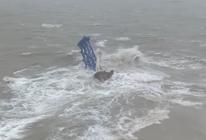 VIDEO Dvanaest tijela izvučeno iz mora nakon što je tajfun prepolovio njihov brod