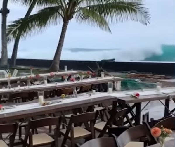 VIDEO Havaji na udaru divovskih valova – Jedan prešišao dvokatnicu, drugi “upao” na svadbu