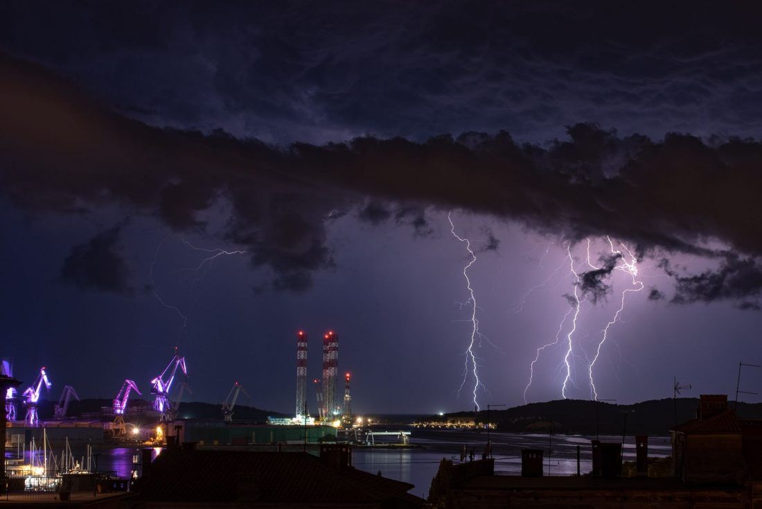 Nevrijeme koje je poharalo sjever Italije u Hrvatsku donijelo tek poneki pljusak i mnoštvo munja