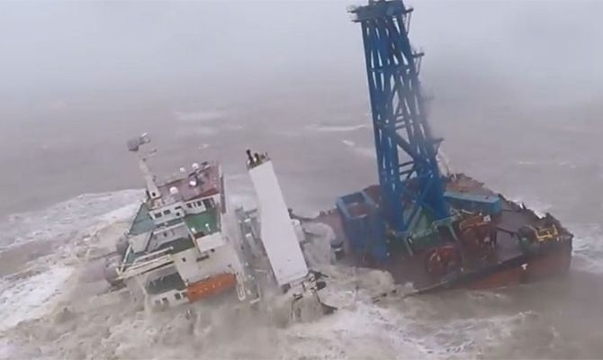 VIDEO Tajfun potpuno uništio građevinski brod – Traga se za nestalom posadom