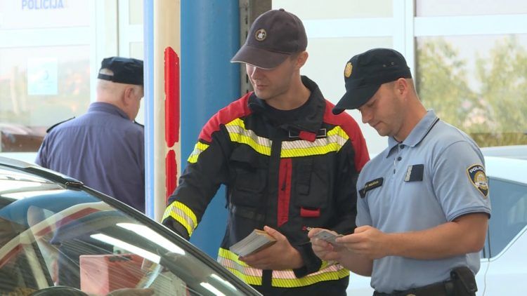 Istarski vatrogasci turistima na granici dijelili letke o požarima