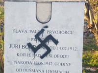 SRAMOTA U PRIMOŠTENU Netko je oskvrnuo spomenik palog borca za slobodu Hrvatske. Stipe Petrina: "Nečiji praseći okot nacrtao je svastiku!"