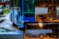 Dvojica maloljetnika ukrali autobus u Bolu, iščupali vrata, uništili prometne znakove Supetra, pokušali se ukrcati na trajekt!