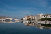 POLICIJA IH PRIVELA Muškarac od 30 godina s dva tinejdžera uništavao božićne ukrase u Pagu