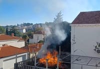 ADIO PAMETI Netko u Dubrovniku, na Lapadu spaljuje namještaj na terasi!?