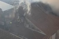 Trogirski se vatrogasci s krovova bore protiv vatre
