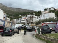 Drveni stup pao na automobil u Podstrani i razbio mu staklo