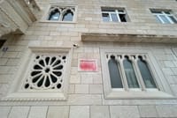 "Nepoznati" divljak oskvrnuo spomen ploču klesarske škole u Pučišćima - Nije shvatio da je snimljen!