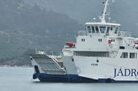 Jadrolinija o 'Stonu': "Trajektna linija Ploče – Trpanj privremeno je u prekidu zbog tehničkog problema na trajektu, no sve je pod kontrolom"