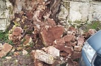 Odronila se stijena na pulskom Bulevaru, građani zahtijevaju postavljanje zaštitne mreže!