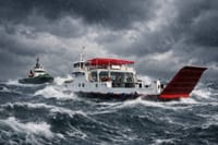 O crnogorskom trajektu kod Hvara oglasilo se Ministarstvo: "Posada nije uspjela prihvatiti tegalj, pratio ga je tegljač!"