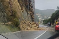 Velika količina kamenja odronila se na cestu u Zatonu kod Dubrovnika