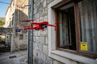 Dron u Žrnovnici neposredno uz prozor stambenog objekta? Građanin: "Biće gleda što je za ručak"
