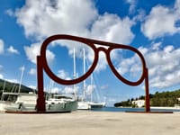 VELA LUKA Umjetnička instalacija u obliku naočala u čast Olivera postavljena uz more