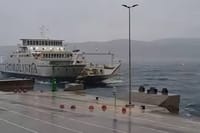 Loše vrijeme prekinulo brojne linije, no trajekt između Brestove i Porozine plovi unatoč olujnom vjetru!"