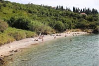 POMORSKO DOBRO Građani ustali protiv projekta marine i hotela na Cavtatu: "Zaustavimo devastaciju, žele betonirati prirodnu šljunčanu plažu i postaviti 'benzinsku' u zaštićeno područje!"