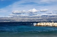 Subota sunčanija i danju toplija, ali ujutro svježije, još lokalno jaka bura