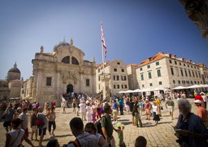 Po tisuću kuna kazne za dvoje nedolično odjevenih u Dubrovniku