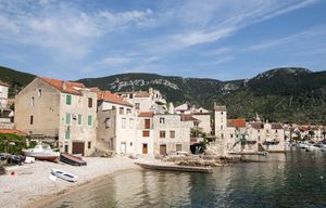 Turistkinji u Komiži pao kamen na glavu - Hitno je prebačena u KBC Split