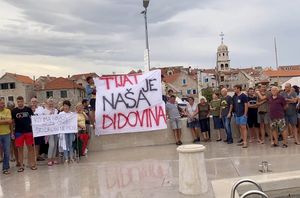 Suvlasnici otoka Tijata protiv kriminalaca: "Dosta je ilegalnog restorana, privezišta i gradnje na otoku!"