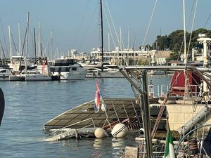 SPLIT Putnički brod s 50 putnika udario u obalu, priveden pijani kapetan, brod potonuo