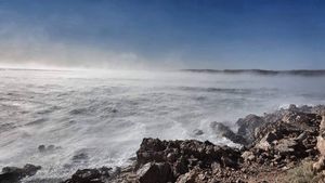 SLOVENSKI BRODOLOMCI KOD VRBNIKA Isplovili s malom brodicom unatoč orkanskoj buri!