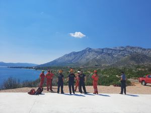 SPAŠAVALI IH HELIKOPTEROM Slovenci bez vode krenuli planinariti po Pelješcu, pa se izgubili