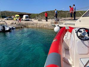 Kapetan turističkog broda skočio u more kod viške Stinive, pa se onesvijestio