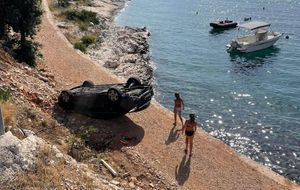 Kod Primoštena automobil skliznuo na šetnicu i zaustavio se odmah povrh plaže