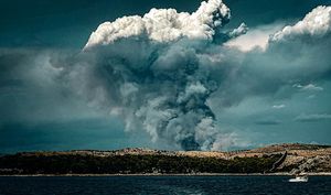 FOTO Iznad požarišta kod Šibenika formirao se oblak koji nastaje iznad požara i vulkanskih erupcija!