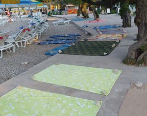 Praksa ostavljanja ručnika nastavljena je u Vodicama i ove godine, komunalci najavljuju akciju