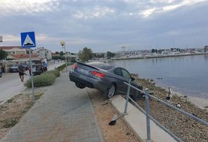 MISTERIJ IZ ZADRA Zadarska policija traži vozača BMW-a, koji je izletio na plažu