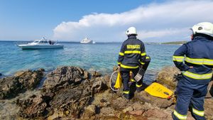 Zlarinske vatrogasce osvježili nautičari s jahte: "Neki mediji su to potpuno krivo shvatili"