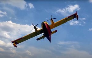 VIDEO Piloti kanadera u počasnom letu pozdravili posadu Lučke kapetanije koja im je čuvala morski koridor