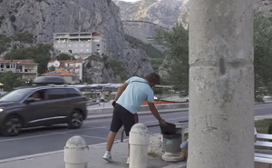 VIDEO: INCIDENT U OMIŠU Razbio ploču s ćiriličnim natpisom: "Ćirilicu držite na drugoj strani Drine!"