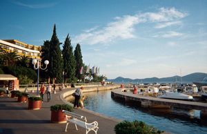 Pijani Čeh u Biogradu demolirao inventar hotela, pa napao osoblje i maloljetnike