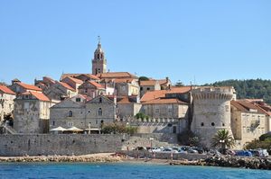 ZABRANJENO KUPANJE! Na plaži ispod zidina Korčule pukla kanalizacijska cijev
