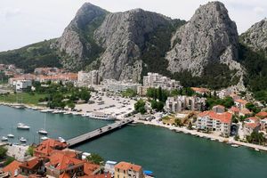 Pored mora u Omišu pronađen muškarac s teškim ozljedama