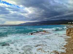 OLUJNO JUGO I JAKA KIŠA - U Opatiji preplavljena kupališta i potopljene barke