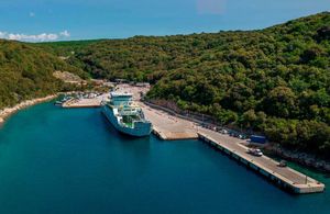 TRAGEDIJA NA TRAJEKTNOM PRISTANIŠTU Poginuo u slijetanju vozilom u more