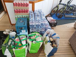 Posada broda Mirjana K. zatočenog u Grčkoj, napokon dobila nešto hrane i to od druge posade!