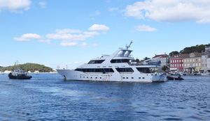 Iz Malog Lošinja odvučena zapuštena jahta