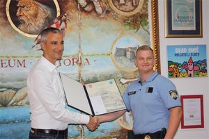 Nagrađen policajac jer je značajno doprinio stanju sigurnosti u Omišu