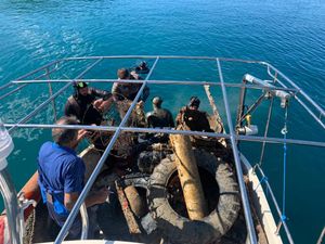 Održana akcija čišćenja podmorja i priobalja akvatorija Vele Luke