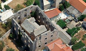 Neobična priča o kući u kući