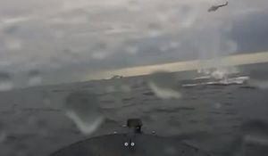 VIDEO - NOVA SNIMKA! Dron glisira prema ruskom brodu, dok ga helikopter pokušava potopiti